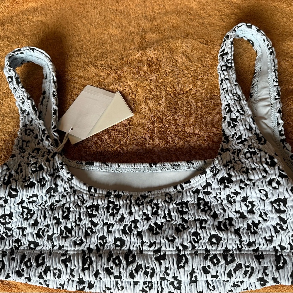 Good American swimsuit bikini top NWT. Never worn. Smoke free home. L/XL